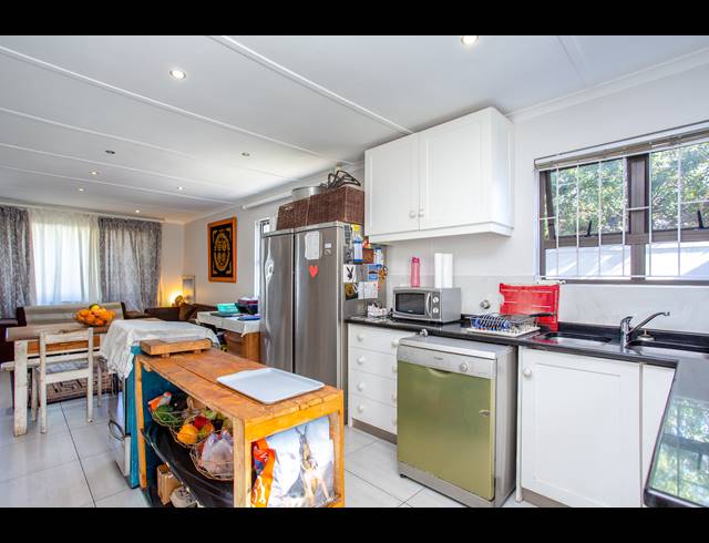 3 BEDROOM FREEHOLD FOR SALE IN LANSDOWNE